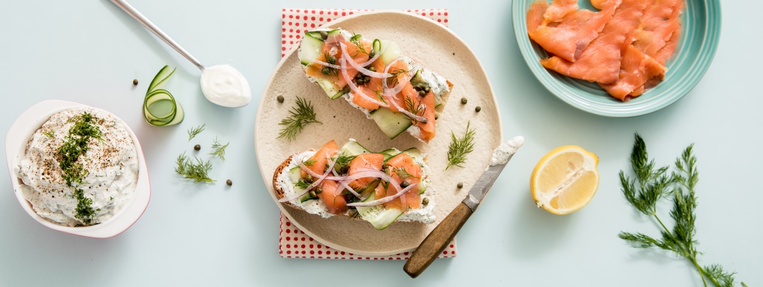 Boterhammen met gerookte zalm en citroen-dille yoghurtspread