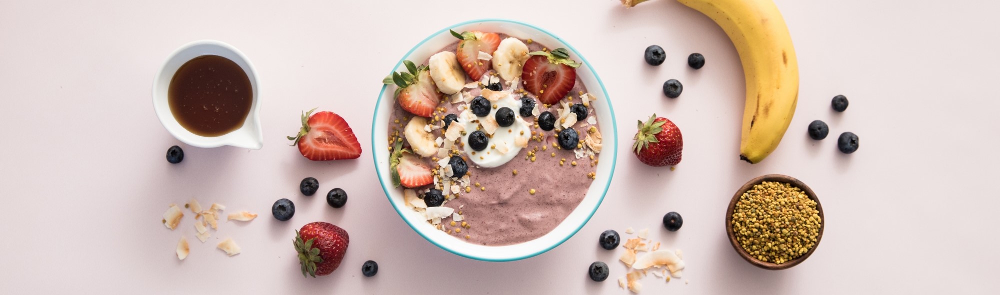 Griekse Yoghurt Smoothie bowl met Honing, Fruit, en Kokos