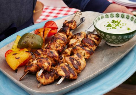 Kip kebab met citroen yoghurtsaus