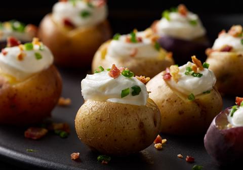 Mini gebakken aardappelen met yoghurt topping