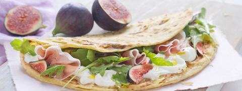 Piadina met Prosciutto en yoghurtsaus